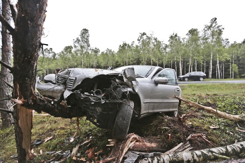 Samochód rozbił się na drzewach na "trasie śmierci"