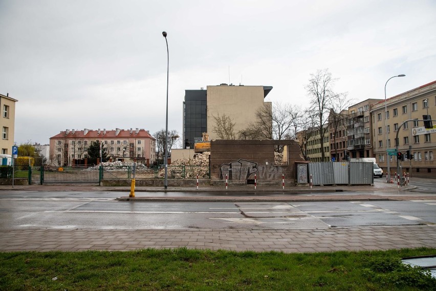 Wyburzanie kamienicy przy Złotej i Sienkiewicza dobiegło...