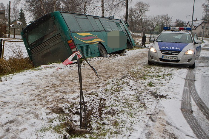 Autobus wpadł do rowu. Na drogach ślisko [zdjęcia] 