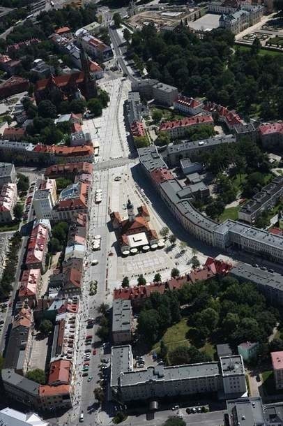 Widok z lotu ptaka na Rynek Kościuszki. To w centrum mieści się najwięcej zabytkowych obiektów.