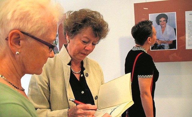 Krystyna Barszczewska (z lewej) miała już autograf Felicji Raszkin-Nowak. Wczoraj zdobyła kolejny - Beaty Ruben, córki Felicji.