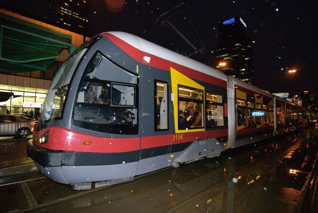Bydgoskie tramwaje jeżdżą już po warszawskich torach.