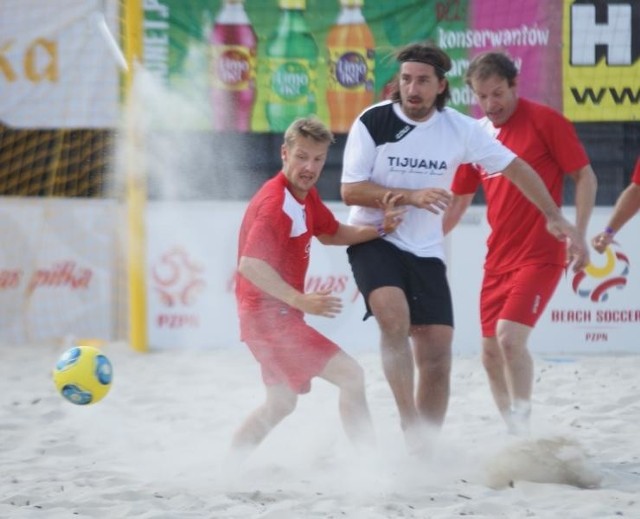Mecze pokazowe to już tradycja finałowych rozgrywek na usteckiej plaży. Z byłymi i obecnymi kadrowiczami grają aktorzy, muzycy i celebryci