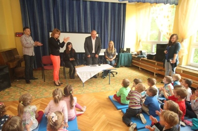 Dyrektorka przedszkola, Jolanta Perlak przedstawia gości, którzy odwiedzili dzieci.