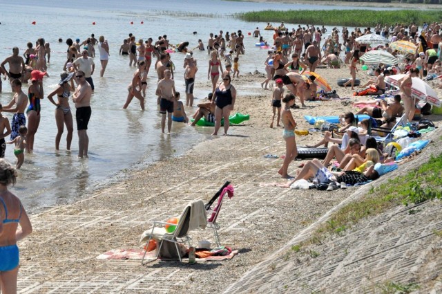 Ubiegłoroczny sezon nad Jeziorem Machowskim pokazał, że zainteresowanie wypoczynkiem nad brzegiem byłego wyrobiska siarki jest ogromne. Dziennie plażę odwiedzało nawet kilka tysięcy osób