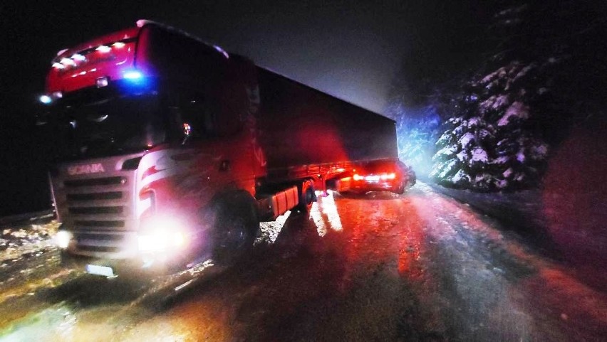 Tir stanął w poprzek drogi w górach koło Krynicy. Cud, że nie zmiażdżył osobowego bmw