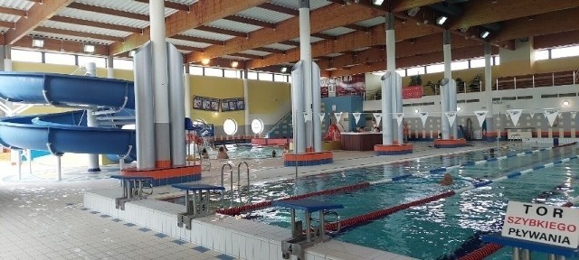 Przyszli ratownicy szkolą się na pływalni Wodnik w Żarach