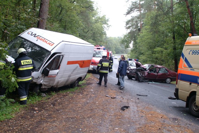 Stargardzianin z renault miał ogromne szczęście. Przód jego auta został zmiażdżony. Mężczyzna karetką został odwieziony do szpitala w Stargardzie. Tam miał przejść szczegółowe badania. Kierowca peugeota narzekał na ból głowy i też został przewieziony do szpitala.