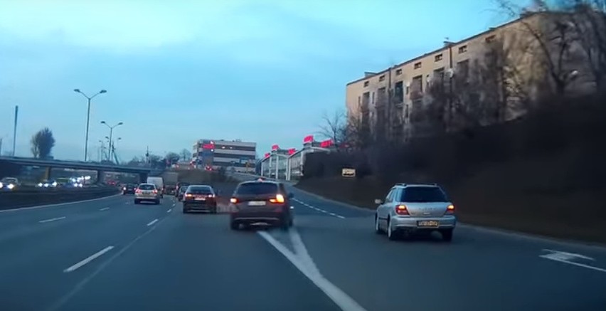 DTŚ w Chorzowie: kierowca BMW ściął trzy pasy i zepchnął z drogi subaru WIDEO
