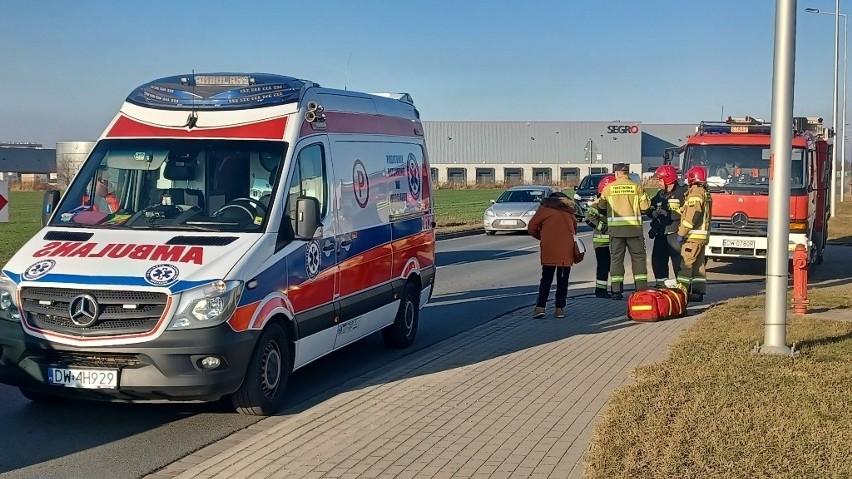 Wypadek na obrzeżach Wrocławia, z dacii odpadło koło