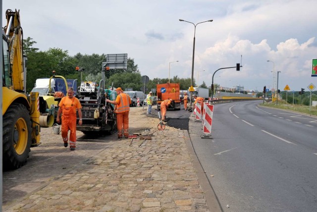 Od czwartku trwają przygotowania do zamknięcia północnej nitki mostu Lecha w Poznaniu. W związku z tym zostały zwężone pasy ruchu. Spowodowało to duże korki.Przejdź do kolejnego zdjęcia --->