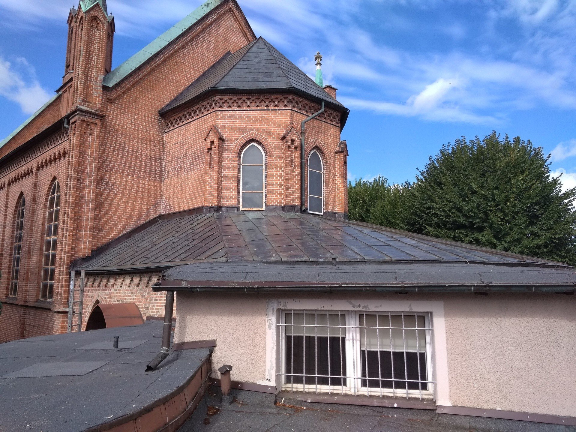 Atak na siostry Klaryski w Słupsku. Zniszczono zabytkowy witraż w kościele  p.w. św.Ottona (zdjęcia) | Głos Pomorza