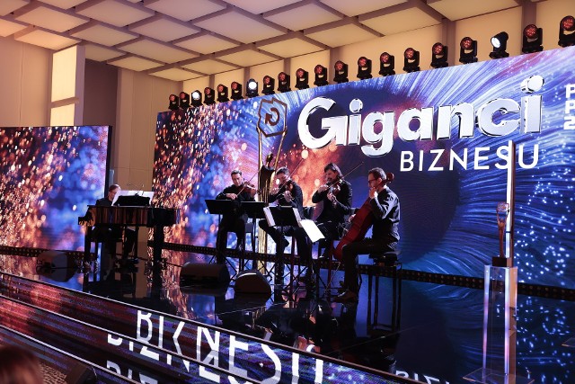 Gala "Giganci Biznesu Polska Press". Wieczór uświetniły też występy Krzysztofa Herdzina i Atom String Quartet.