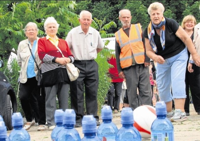 Nowością na tegorocznych zawodach osób niepełnosprawnych była konkurencja kręgle. Grano w nie przy pomocy piłki do siatkówki i butelek z wodą mineralną jednego ze sponsorów imprezy.