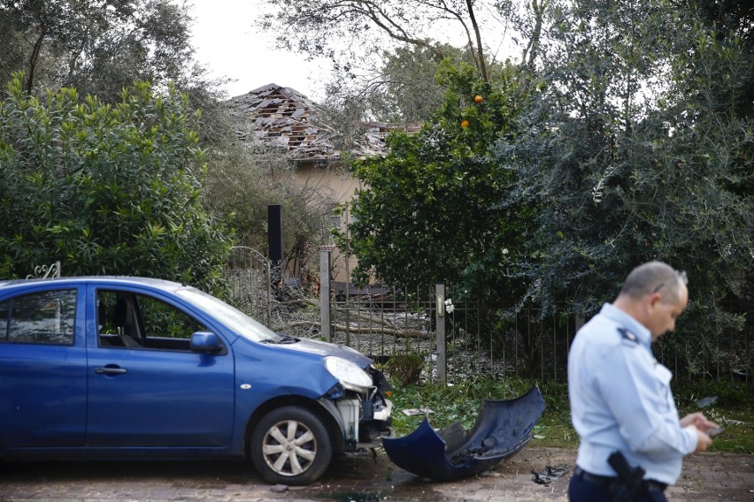 Atak rakietowy na Izrael 25.03 ZDJĘCIA Pociski ze Strefy Gazy spadły na dom k. Tel Awiwu, 7 osób rannych. Netanjahu zapowiada odwet [WIDEO]