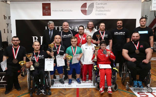 Sportowcy niepełnosprawni oraz dyrektor PFRON Władysław Skwarka, senator Maciej Grubski, sędzia główny Roman Szymkowiak , organizator Marcin Laśkiewicz, Paweł Rybiński - Decathlon