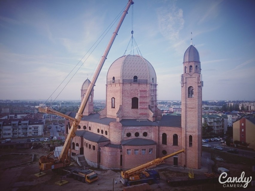 Nowe Miasto. Kościół św. Karola Boromeusza. Montaż kopuły opóźnił wiatr (zdjęcia, wideo)