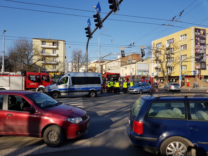 Wypadek na ul. Narutowicza. Będzie proces kierowcy autobusu. W wyniku zdarzenia ucierpiały 22 osoby