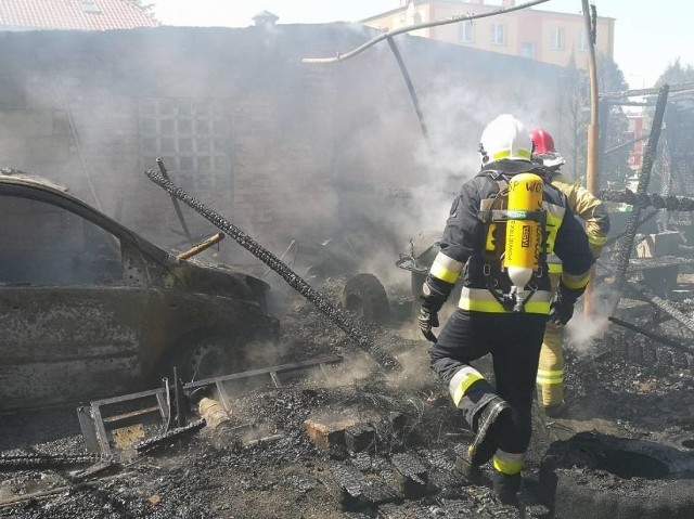 Gdy opaleniccy strażacy dojeżdżali na miejsce, widzieli już duże zadymienie i mocno rozwinięty pożar budynków.