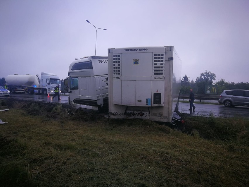 Wypadek na węźle AOW Wrocław Północ. Tir w rowie (ZDJĘCIA)