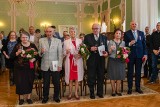Pięćdziesiąt lat wspólnego życia. Prezydent Białegostoku wręczył parom odznaczenia państwowe za długoletnie pożycie małżeńskie (zdjęcia) 