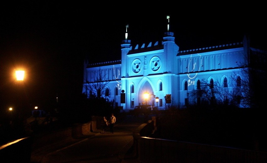 Zamek od kilku lat jest podświetlany na niebiesko z okazji...