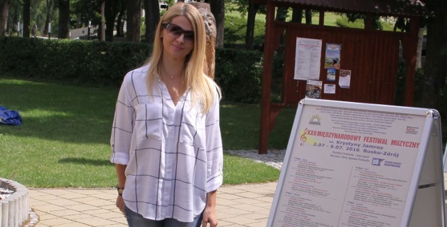 Magdalena Idzik przed Buskim Centrum Kultury