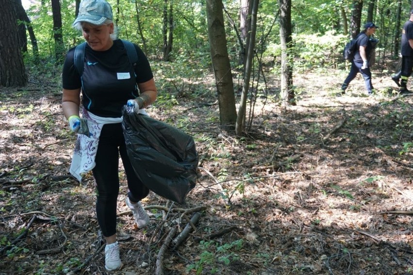 Libiąż. 10-letnia Emilka zorganizowała sprzątanie lasu. W akcji wzięło udział prawie 60 osób