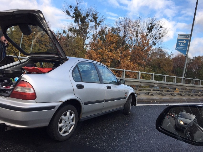 Kierowca wpadł w poślizg na trasie z Katowic do Sosnowca i...