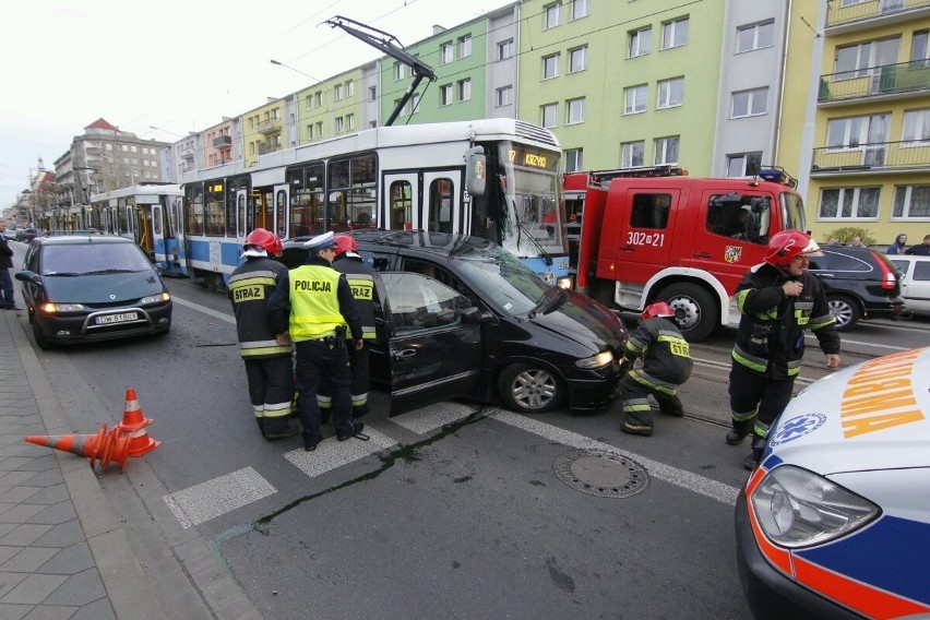 Wrocław, wypadek na Sienkiewicza. Samochód wjechał pod...