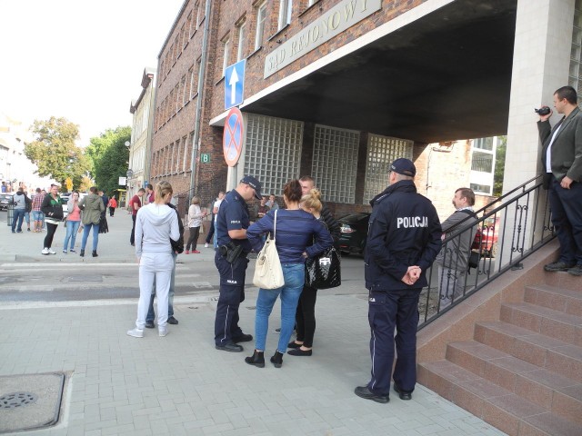 Procesowi 20-latka towarzyszyły duże emocje. W sądzie zeznawała m.in. młodzież, która podczas awantury była w centrum miasta.