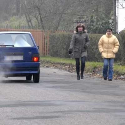 - Bez chodnika może dojść do tragedii! - ostrzegają Katarzyna Putek i Joanna Wicińska. Codziennie odbierają dzieci ze szkoły, żeby pociechy nie szły drogą same