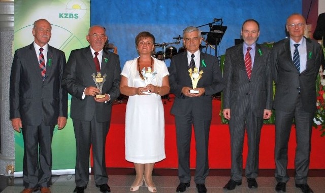 Stanisław Kłapeć (drugi od lewej), prezes Nadsańskiego Banku Spółdzielczego odebrał statuetkę za zajęcie III miejsca w rankingu	&#8222;Najlepszy Bank Spółdzielczy w Polsce&#8221;