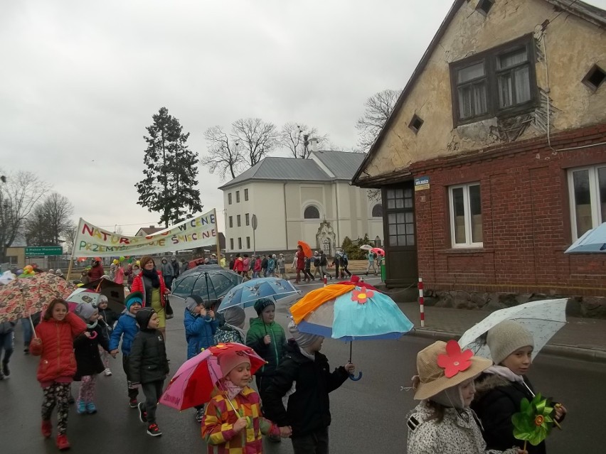 Własnoręcznie wykonały transparenty z magicznymi...