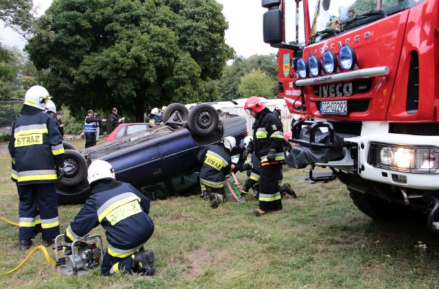 Upozorowano wypadek drogowy z udziałem 3 samochodów w Forcie Wielka Księża Góra. Tym razem swoje umiejętności w działaniach ratowniczych ćwiczyli strażacy z Państwowej Straży Pożarnej i OSP powiatu grudziądzkiego. Poza drobnymi uwagami kierujących ćwiczeniami,  działania strażaków oceniono bardzo wysoko.