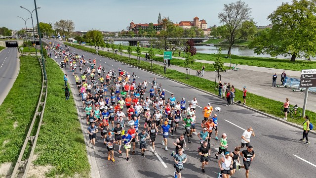 Maratończycy na trasie po ulicach Krakowa w niedzielę 14 kwietnia