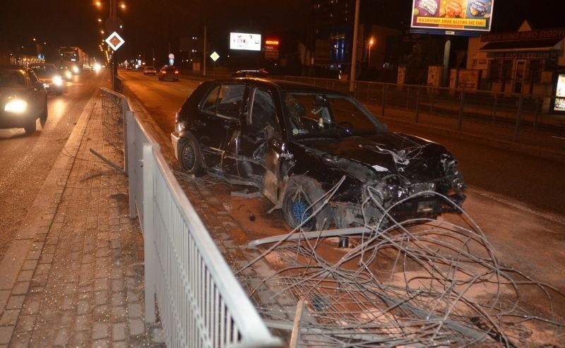 Volkswagen rozbił siatkę rozdzielającą pasy ruchu na ul....