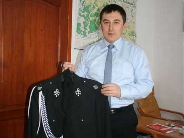 Wójt Rafał Kowalczyk w swoim gabinecie w szafie stale ma mundur strażacki.