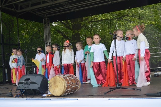 Te dzieciaki są już za duże do żłobka, ale w przedszkolu lubiły występy na scenie