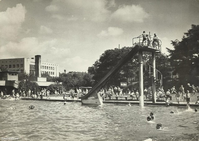 1962 , Nieistniejący już basen RKS "Broń" w Radomiu.Basen Radomskiego Klubu Sportowego Broń znajdował się przy ulicy Narutowicza. Jak wyglądał? Zobacz na archiwalnych zdjęciach z serwisu fotopolska.eu.