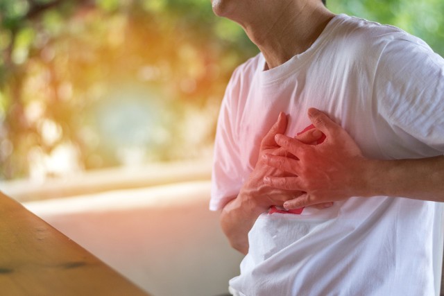 Zapalenie mięśnia sercowego w przeważającej większości przypadków przebiega bezobjawowo i mija samoistnie, gdy jednak występują objawy, często jest to ból w klatce piersiowej i uczucie duszności