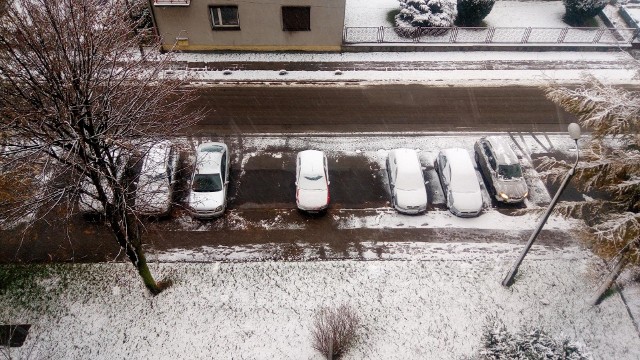 Na drogach i chodnikach pojawił się śnieg