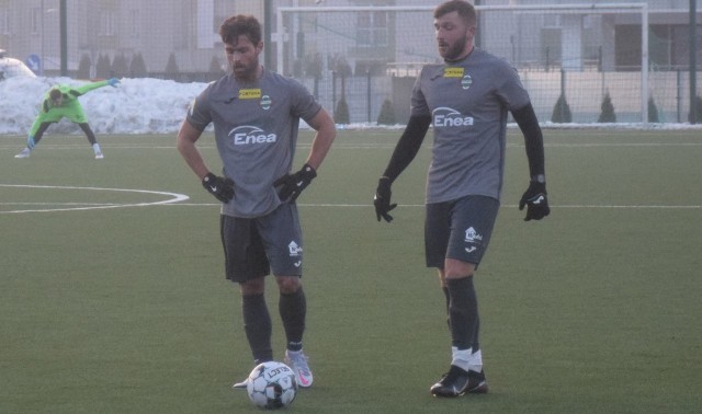 W zimowym okienku transferowym doszło do zmian kadrowych w zespole Fortuna 1 Liga, Radomiaku Radom.Wszystko wskazuje na to, że Portugalczyk Filipe Nascimento (z lewej), ostatnio zawodnik pierwszoligowego Levskiego Sofia jeszcze nie jest ostatnim transferem do radomskiego klubu. Radomiak ma pozyskać jeszcze dwóch nowych futbolistów.Oto zmiany kadrowe, jakie już zaszły, lub mogą zajść. Zobacz zdjęcia>>>