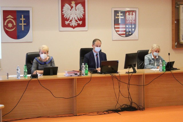 Od lewej siedzą wiceprzewodnicząca Rady Powiatu Małgorzata Bień, przewodniczący Mariusz Pasternak i wiceprzewodnicząca Małgorzata Sobieraj.