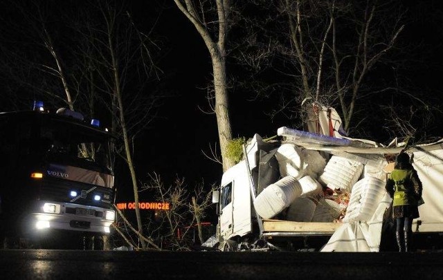 Wczoraj (12.03.) w nocy o godz. 23:40 dyżurny policji w Bydgoszczy otrzymał zgłoszenie o wypadku drogowym w Osielsku.