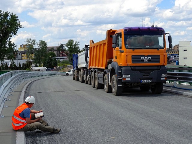 W poniedziałek późnym popołudniem odbywały się próby obciążeniowe nowego wiaduktu na ulicy Młodzianowskiej, który powstał nad kolejową „ósemką”.