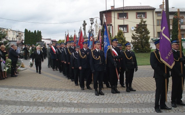 Druhowi Władysławowi Kowalskiemu w ostatniej podróży towarzyszyli liczni strażacy z całego powiatu oraz rodzina i najbliżsi.