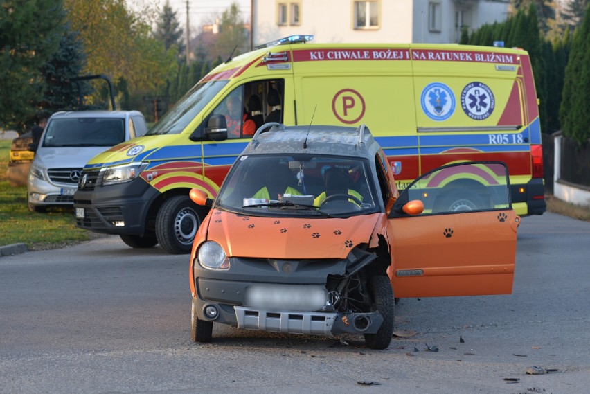 Policjanci i strażacy pracują na miejscu wypadku drogowego w...