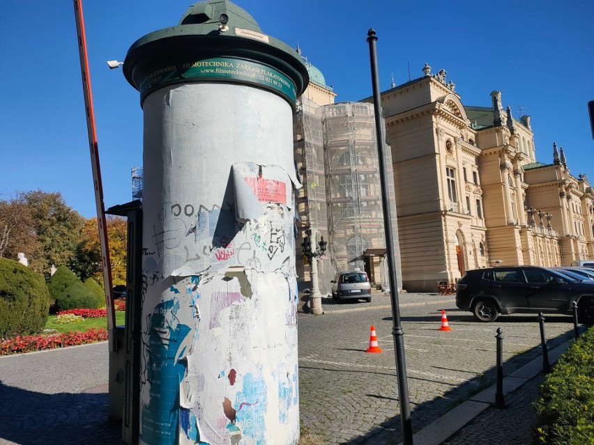 Poszarpane reklamy na okrąglakach szpecą miasto, ale uchwała...