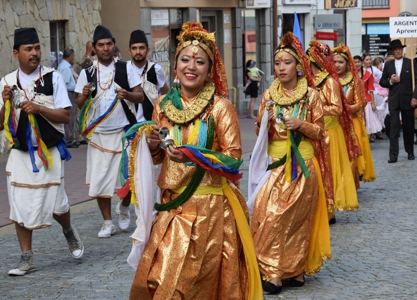 Gorlice. Festiwal Świat pod Kyczerą. Przez miejski deptak przeszedł barwny korowód artystów z różnych stron świata